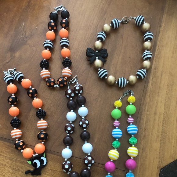 5 little girls bubble gum necklaces - Picture 3 of 3